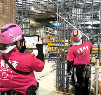 建設現場の検査スタッフ(撮影)